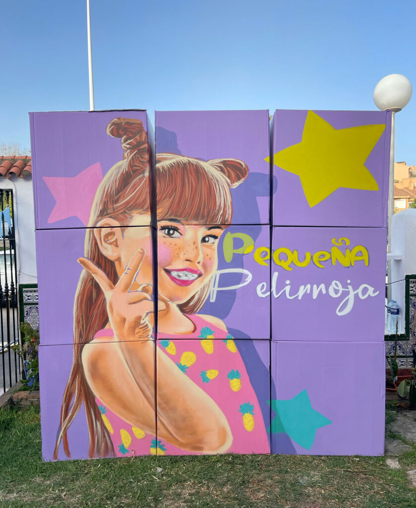 Panel decorativo con niña pelirroja