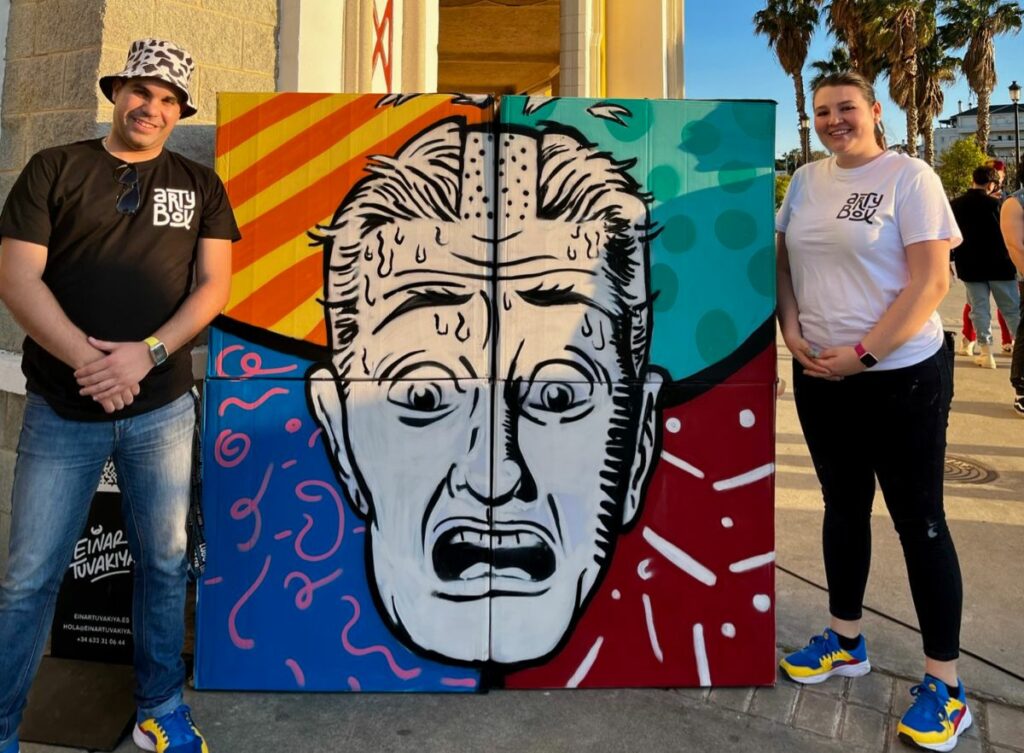 Artistas junto a panel de comic