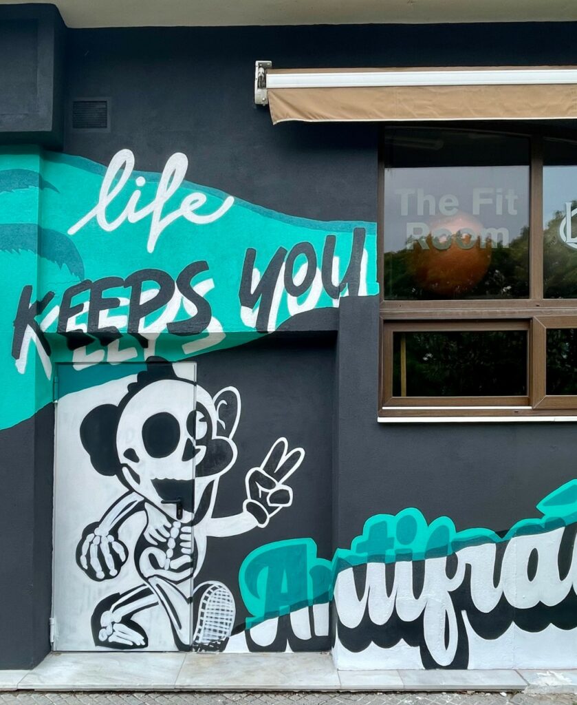 Fachada con ilustración de animal